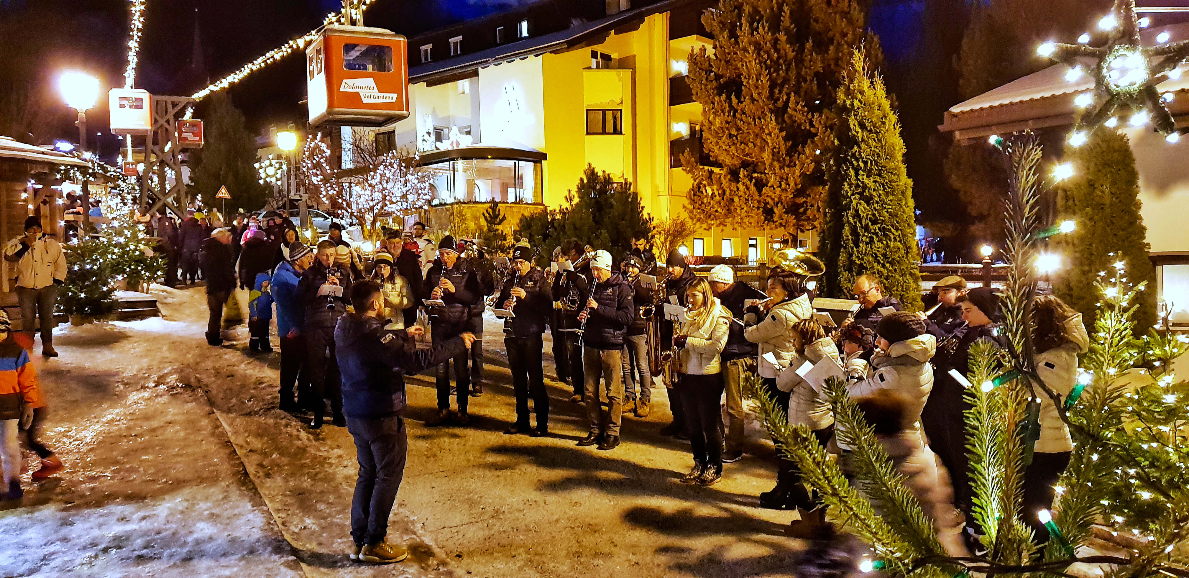 Band playing christmas carols in the christmas market of selva