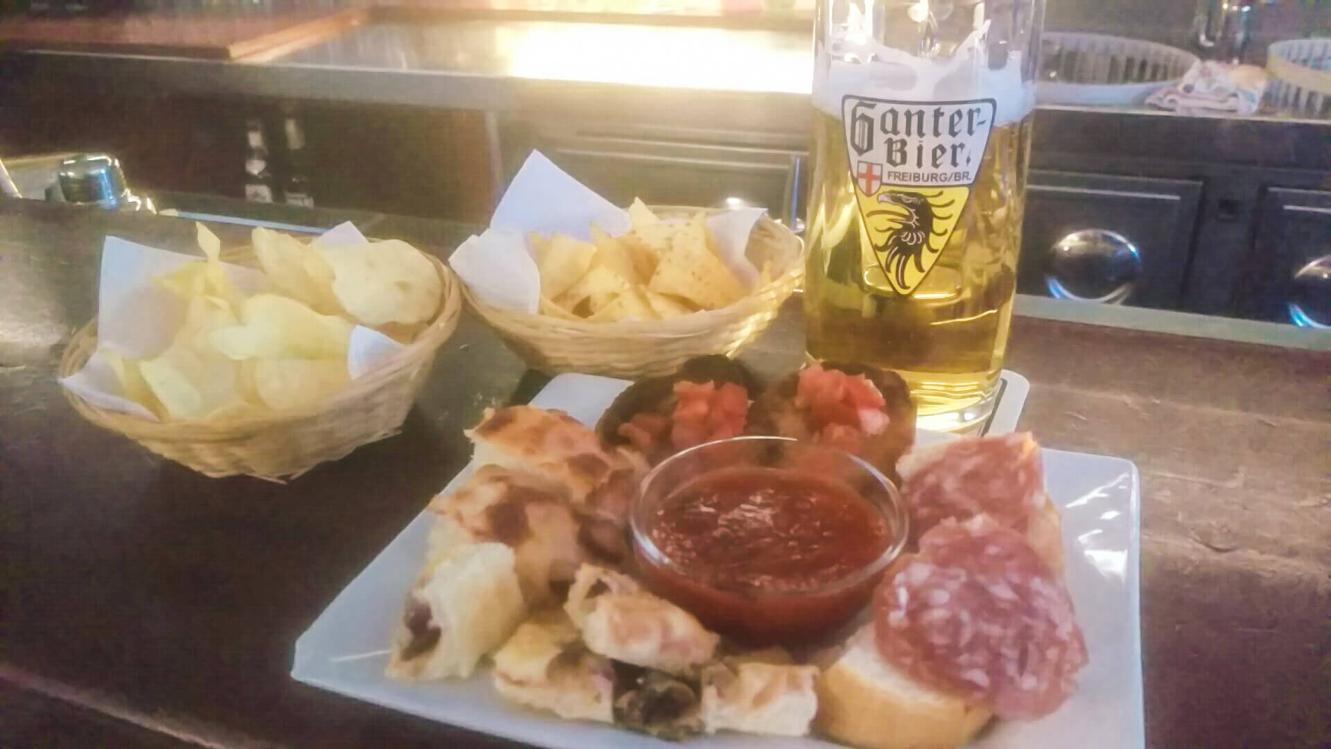 Reasons-to-ski-in-italy-involve-apperitif-hours-where-snacks-are-free-with-the-beer