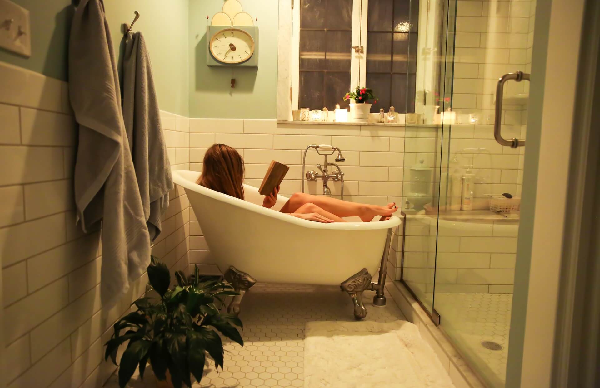 women-in-a-bath-reading
