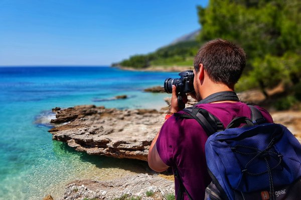 dave with slr photographing on croatian beach
